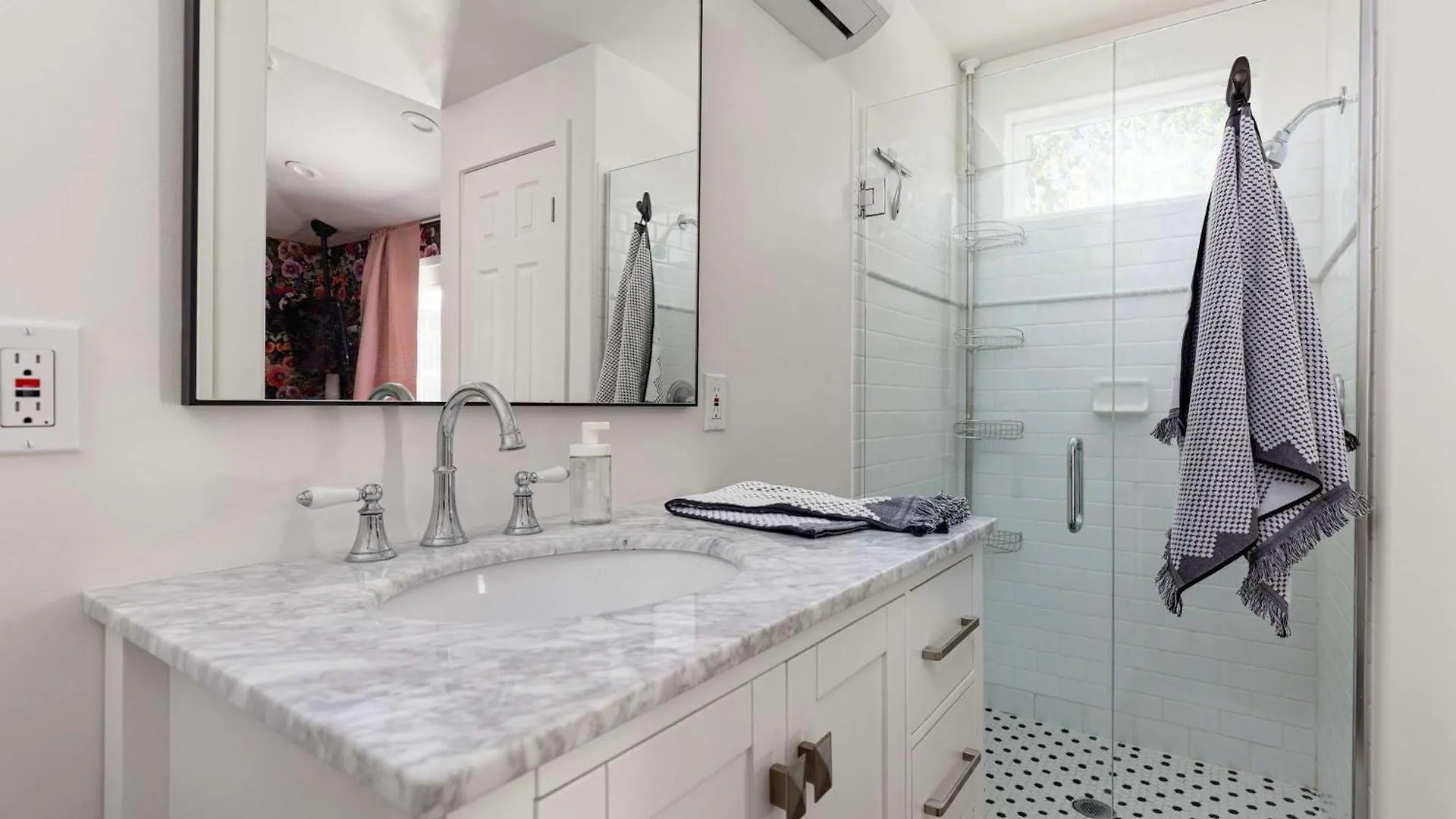 הוילה פיניקס Historic Gem With Pool In The Heart Of Downtown בית נופש